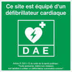 Panneau site équipé d'un défibrillateur