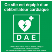Panneau site équipé d'un défibrillateur