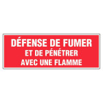 Panneau défense de fumer et de pénétrer avec une flamme